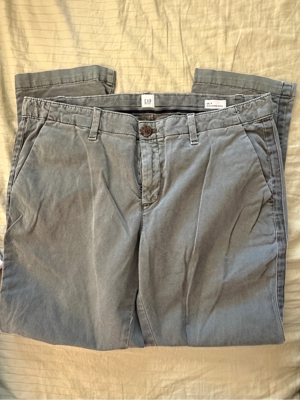 GAP Women’s gf green Chino Pants great condition ♥️